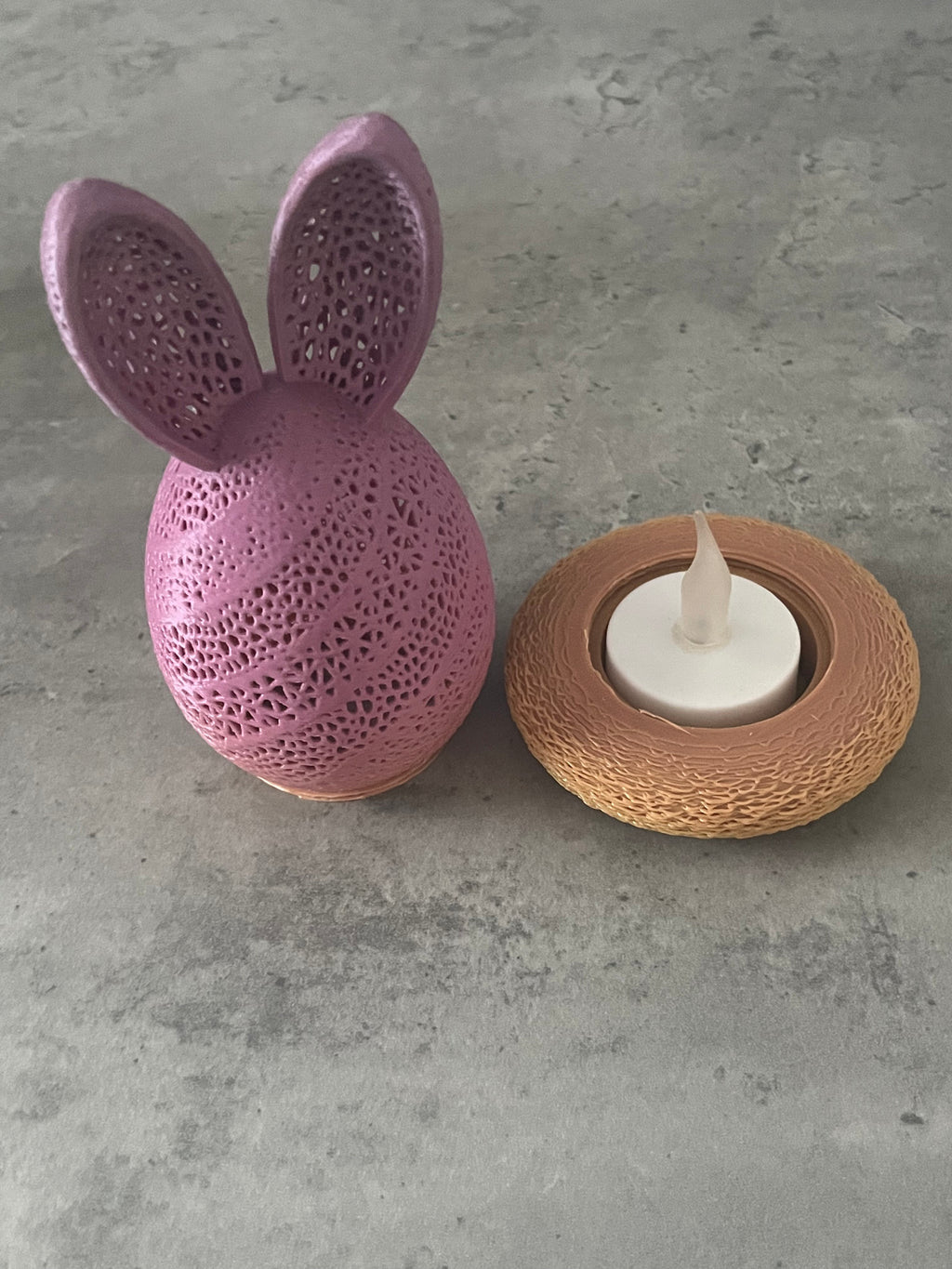 Paasei met oren op nest met verlichting