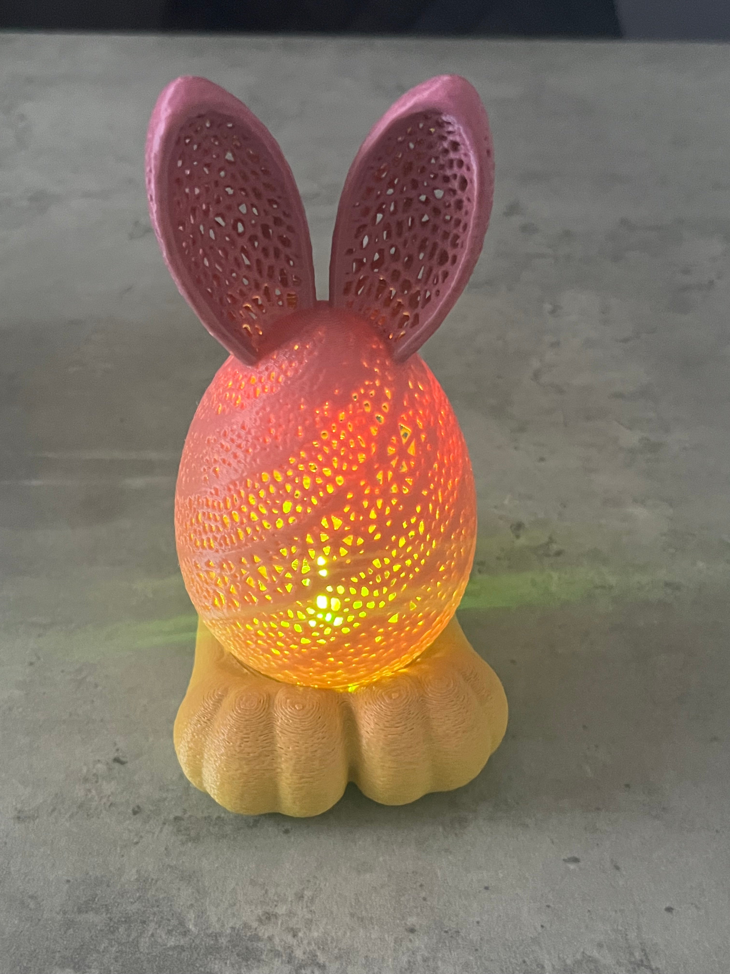 Paasei met oren op voet met verlichting