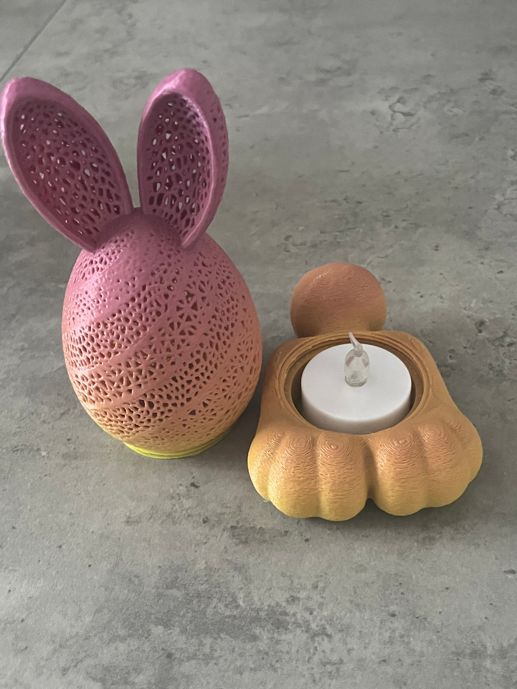 Paasei met oren op voet met verlichting